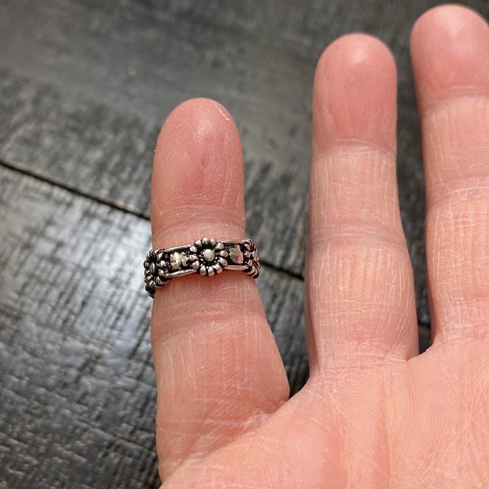 NWOT Size 3.5 Antiqued Silver Tone Floral Ring! - Picture 3 of 4